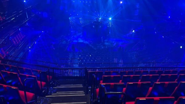 こんな光景は初めて！！ —舞台美術家が見た『えんとつ町のプペル』